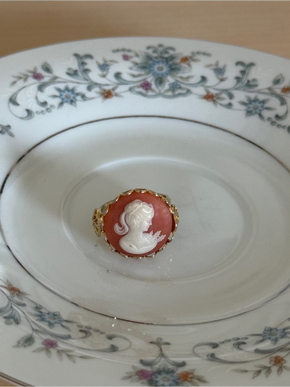 Vintage Gold Tone Cameo Women’s Ring Size 7 Adjustable